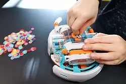 4,5 Milliarden Euro werden die Menschen laut einer Prognose am Ende dieses Jahres f&uuml;r Spielzeuge ausgegeben haben und damit etwas mehr als im Vorjahr. - &copy; Daniel L&ouml;b/dpa