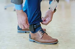 Gerichte sollen T&auml;tern k&uuml;nftig auch eine elektronische Fu&szlig;fessel zur Ortung verpassen k&ouml;nnen, damit sie sich Parterinnen oder Ex-Partnerinnen nicht mehr n&auml;hern. - &copy; Andreas Arnold/dpa