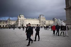 Die zwei weiteren Beteiligten des Einbruchs in den Louvre konnten noch nicht gefasst werden (Archivbild). - &copy; Christophe Ena/AP/dpa