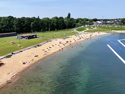 Ein dreijähriger Junge starb nach einem Badeunfall im Rather See in Köln. (Archivfoto) - © Sascha Thelen/dpa