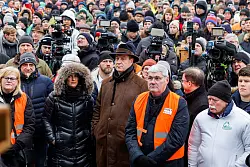 Ministerpr&auml;sident Markus S&ouml;der (M) und Staatsministerin Michaela Kaniber (M.l) verfolgen eine Kundgebung des Bauernverbandes in N&uuml;rnberg. - &copy; Daniel Karmann/dpa