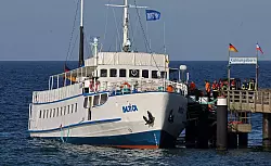 Die Fahrgäste konnten das Schiff verlassen. - © Bernd Wüstneck/dpa