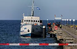 Das Schiff konnte an die Seebrücke zurückkehren. - © Bernd Wüstneck/dpa