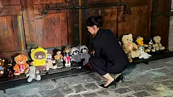 Die Au&szlig;enministerin legt an einer Gedenkstelle f&uuml;r im Krieg get&ouml;tete ukrainische Kinder eine Schult&uuml;te und einen Fu&szlig;ball nieder. - &copy; J&ouml;rg Blank/dpa