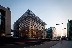 Trotz der ersten Einigung werden im Europagebäude auch in den kommenden Tagen noch schwierige Diskussionen erwartet. (Archivbild) - © Arne Immanuel Bänsch/dpa