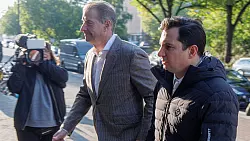 F&uuml;nf Verhandlungstage lang hat Christina Blocks Ex-Mann Stephan Hensel (in der Bildmitte) im Prozess um die Entf&uuml;hrung der Kinder ausgesagt. - &copy; Markus Scholz/dpa