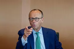 Kanzler Friedrich Merz spricht von einem kraftvollen Signal an internationale Unternehmen. (Archivbild) - &copy; Michael Kappeler/dpa