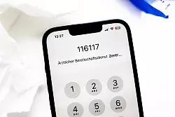 116117: Unter dieser Telefonnummer ist der Patientenservice zu erreichen. Hier bekommt man eine Ersteinsch&auml;tzung, wohin man sich mit seinen gesundheitlichen Beschwerden am besten wenden kann. - &copy; Sina Schuldt/dpa/dpa-tmn