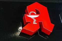 Wer eine Notdienstapotheke aufsucht, muss eine Geb&uuml;hr von 2,50 Euro zahlen - aber nicht immer. - &copy; Carsten Koall/dpa/dpa-tmn