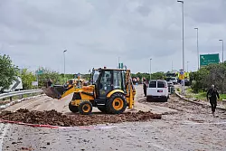 Schäden nach Einschlag von Huthi-Rakete nahe Tel Aviver Flughafen. - © Ohad Zwigenberg/AP/dpa