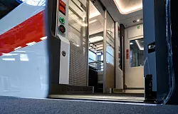 Barrierefreies einsteigen: Der neue ICE L fährt zwischen Köln und Berlin. (Archivbild) - © Bernd von Jutrczenka/dpa