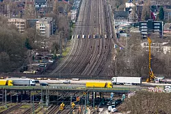 Bauarbeiten am Autobahnkreuz-Kaiserberg führen zu wochenlangen Sperrungen der Strecke Duisburg-Essen. (Archivbild) - © Christoph Reichwein/dpa