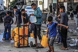 Kinder stehen in Rafah mit Kanistern Schlange, um sie mit Trinkwasser zu f&uuml;llen. - &copy; Abed Rahim Khatib/dpa