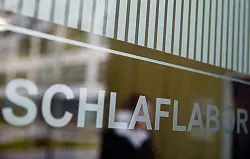 Welchen Effekt die Schlafdauer hat, wird auch in Laboren untersucht. (Archivbild) - © Daniel Karmann/dpa