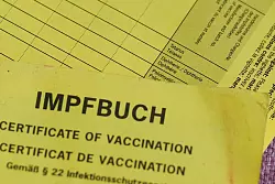 Weltweit sind erste Impfungen schon in den ersten Lebensmonaten empfohlen (Archivbild) - © Annette Riedl/dpa