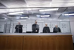 Das Landgericht Verden lehnte die Anträge der Verteidigung ab. Die frühere RAF-Terroristin Daniela Klette (2.v.r.) wird von Ulrich von Klinggräff, Lukas Theune und Undine Weyers (v.l.) vertreten. - © Ronny Hartmann/AFP-Pool/dpa