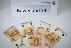 Die beiden Verdächtigen sollen nach bisherigem Ermittlungsstand mehr als 300.000 Euro Falschgeld hergestellt und in Umlauf gebracht haben. - © Daniel Karmann/dpa