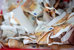 Die Qualität der gefälschten Scheine war den Ermittlern zufolge gut, aber nicht hervorragend. - © Daniel Karmann/dpa