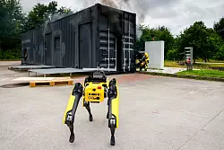 Die Wissenschaftler f&uuml;ttern &laquo;Byte&raquo; mit Daten zu verschiedensten Brandszenarien. - &copy; Frank Molter/dpa