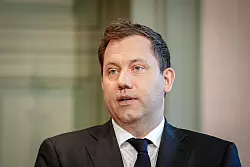 Will h&auml;rter gegen Steuerbetrug vorgehen: Finanzminister Lars Klingbeil (SPD) - &copy; Kay Nietfeld/dpa