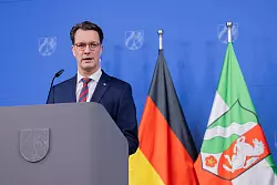 Hendrik Wüst reist erstmals als Ministerpräsident in den arabischen Raum. (Archivbild) - © Rolf Vennenbernd/dpa