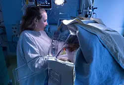 Fachkinderkrankenschwester Laura Waider auf gro&szlig;er Versorgungsrunde. - &copy; Boris Roessler/dpa