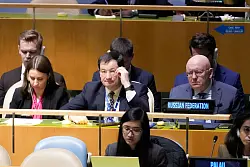 Russlands UN-Botschafter Wassili Nebensja (rechts) behauptet vor der UN: Ein &laquo;m&auml;chtiger Feind&raquo; wolle sein Land unterwerfen. - &copy; Mary Altaffer/AP/dpa