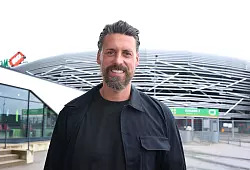 In der Augsburger WWK Arena soll der neue Trainer Sandro Wagner für Fußballfeste sorgen. - © Karl-Josef Hildenbrand/dpa