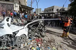 Rettungskr&auml;fte l&ouml;schen die &Uuml;berreste eines Autos. Drei Pal&auml;stinenser kamen bei dem israelischen Angriff ums Leben. - &copy; Abed Rahim Khatib/dpa