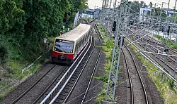 Auf fast allen Linien gebe es derzeit Versp&auml;tungen und Ausf&auml;lle, teilt die S-Bahn mit. - &copy; Jens Kalaene/dpa