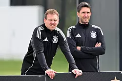 Julian Nagelsmann (l) schaut beim letzten Training nochmal genau hin. Neben ihm Assistent Benjamin Glück. - © Federico Gambarini/dpa