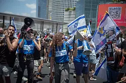 Die Proteste haben auch Auswirkungen auf den Berufsverkehr. - &copy; ILIA YEFIMOVICH/dpa