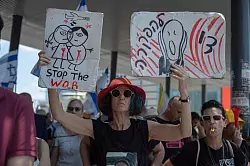 Die Freilassung der Geiseln und die Beendigung des Gaza-Kriegs gehen f&uuml;r die Demonstranten Hand in Hand. - &copy; ILIA YEFIMOVICH/dpa