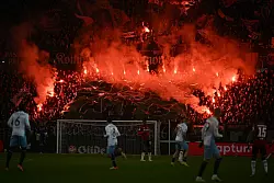 Pyrotechnik beim Spiel Hannover 96 gegen den VfL Bochum. - &copy; Swen Pf&ouml;rtner/dpa