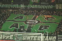 Plakat im Hannover-Fanblock beim Heimspiel gegen den VfL Bochum. - &copy; Swen Pf&ouml;rtner/dpa
