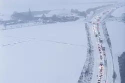 Nichts geht mehr an dieser Steigung im verschneiten Vlotho. - &copy; Christoph Reichwein/dpa