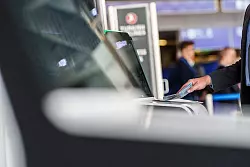Check-in-Automat am Frankfurter Flughafen: Solche Angebote zum Einchecken ohne Personenkontakt nehmen zu. - © Andreas Arnold/dpa/dpa-tmn