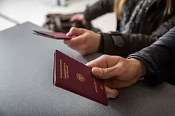 Ausweis vorzeigen, Bordkarte erhalten: Die meisten Airlines haben am Flughafen nach wie vor klassische Check-in-Schalter. - © Christin Klose/tmn-dpa/dpa-tmn