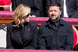 Der ukrainische Präsident trägt Schwarz. - © Michael Kappeler/dpa