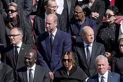 Prinz William ist neben Bundeskanzler Olaf Scholz. - © Markus Schreiber/AP/dpa