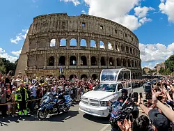 Das Papamobil fährt durch Rom. - © Mauro Scrobogna/LaPresse/AP/dpa