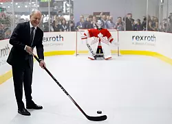 Knapp daneben ist auch vorbei: Das Eishockey-Duell zwischen Scholz und dem «Robo Goalie» endete ohne Treffer. - © Michael Matthey/dpa