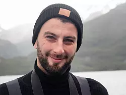 Expeditionsleiter Francesco Ravilet fährt auf einem der Schlauchboote vor, um den Anleger in der Bucht zu prüfen. - © Andreas Drouve/dpa-tmn