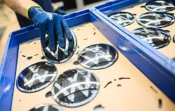 Volkswagen steht vor einem personellen und strategischen Neuanfang in herausfordernden Zeiten. (Archivbild) - © Julian Stratenschulte/dpa