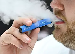 Auch der Dampf von E-Zigaretten enthält Stoffe, die als krebserregend gelten. (Archivbild) - © Roberto Pfeil/dpa