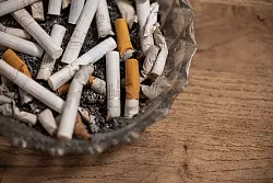 Fast jede fünfte Krebsdiagnose in Deutschland ist durch das Rauchen bedingt. (Archivbild) - © Hannes P. Albert/dpa