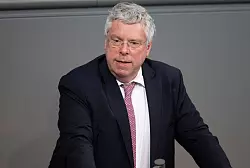 J&uuml;rgen Hardt widerspricht seinem Parteikollegen Roderich Kiesewetter. (Archivbild) - &copy; Christophe Gateau/dpa