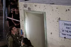 Israelische Soldaten inspizieren Sch&auml;den an einem Unterstand auf einem Fu&szlig;ballplatz nach einem Raketeneinschlag auf den Golanh&ouml;hen. (Archivbild) - &copy; Leo Correa/AP/dpa