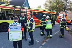 Die Kinder wurden mit dem Gro&szlig;raumrettungswagen zur&uuml;ck zur Schule gefahren. - &copy; Bodo Marks/dpa
