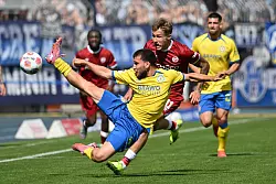 Eintracht Braunschweig und Arminia Bielefeld lieferten sich eine intensive Partie. - &copy; Swen Pf&ouml;rtner/dpa